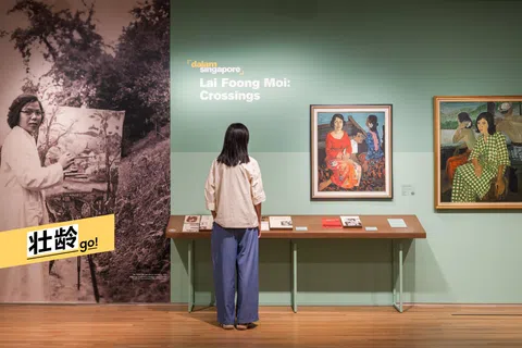 新加坡国家美术馆举办的“赖凤美：交汇”展览，左图为赖凤美在德国写生的照片。（国家美术馆提供）